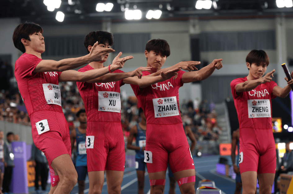 包含美国短跑选手再次折桂，速度令人惊叹！的词条