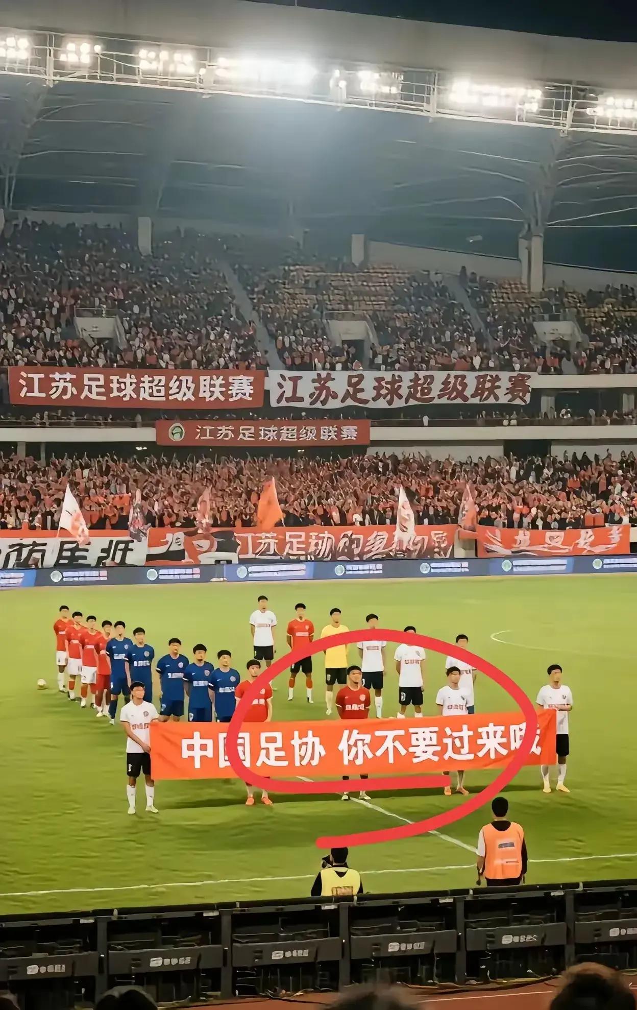 关于国内足球赛事球员突破防线，场面如火如荼的信息