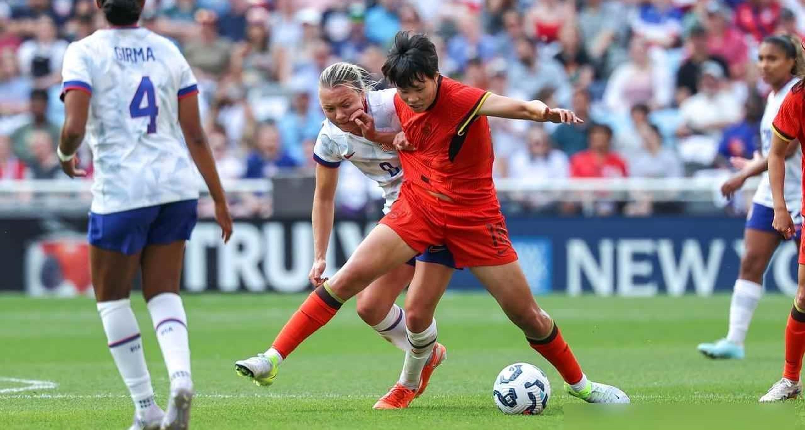 足球狂热：现场女足比赛情感无法抑制