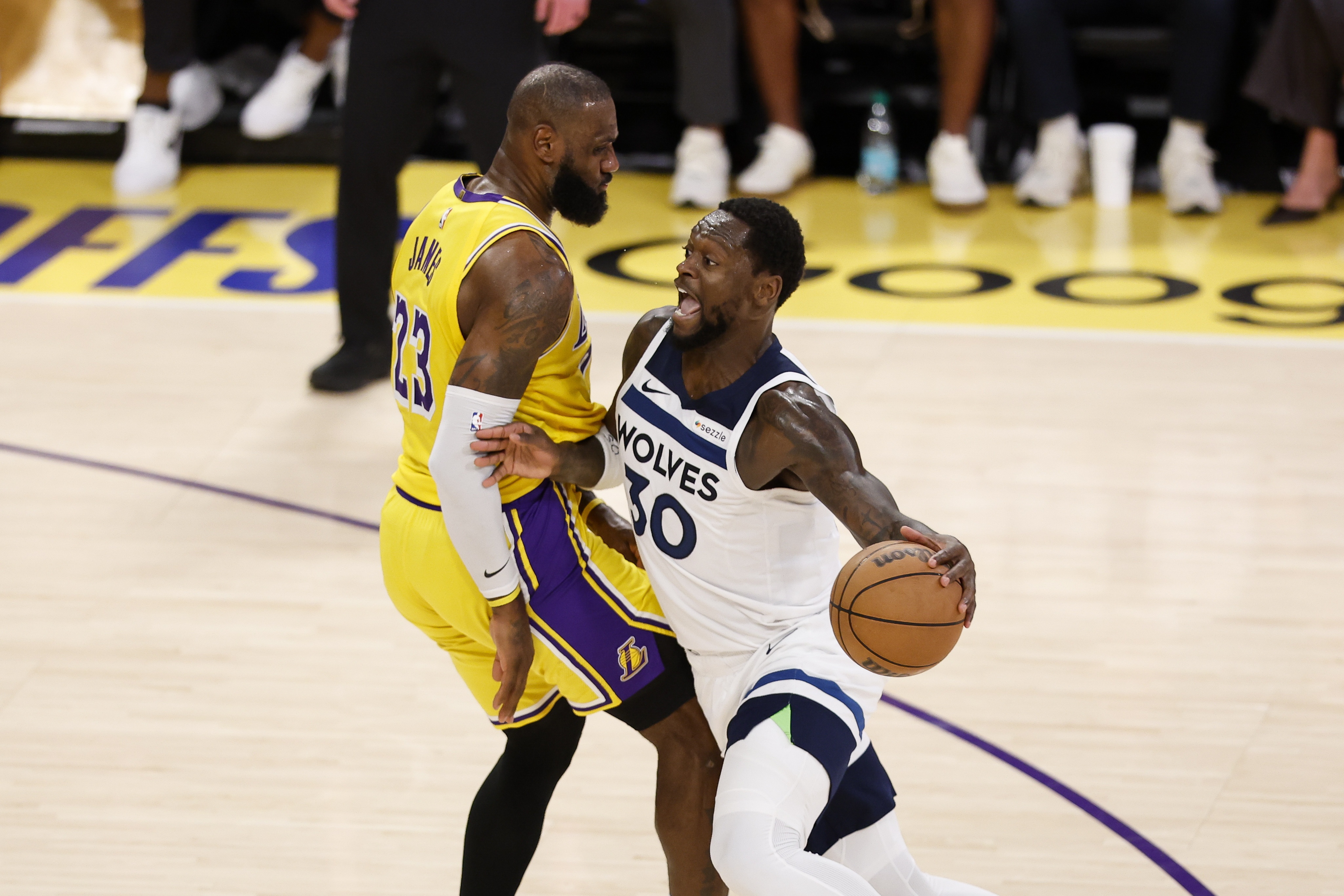 开云体育在线-森林狼队负于湖人队，无缘胜利